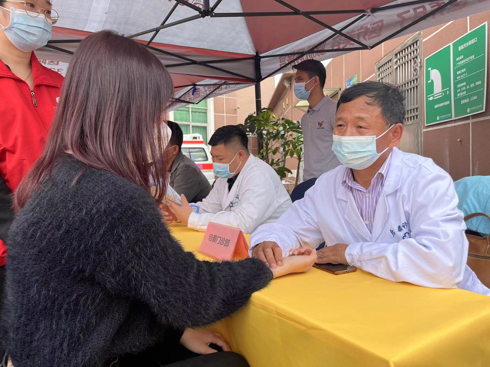 中医丁伟强：要传承雷锋精神 利用自身所长服务街坊群众(图2)